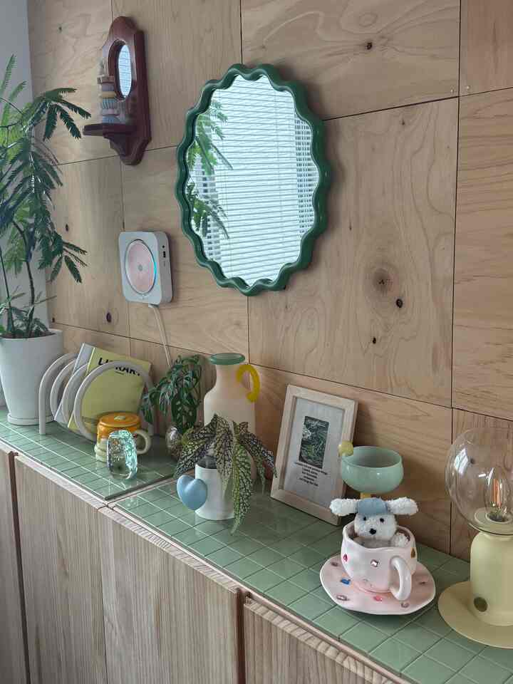 

IKEAのIVARにタイルを貼ってみました！
汚れも拭き取りやすくなっていい感じ🍐🤍

#カラフルインテリア　#韓国インテリア　#ミッドセンチュリー　#タイルDIY #海外インテリア

