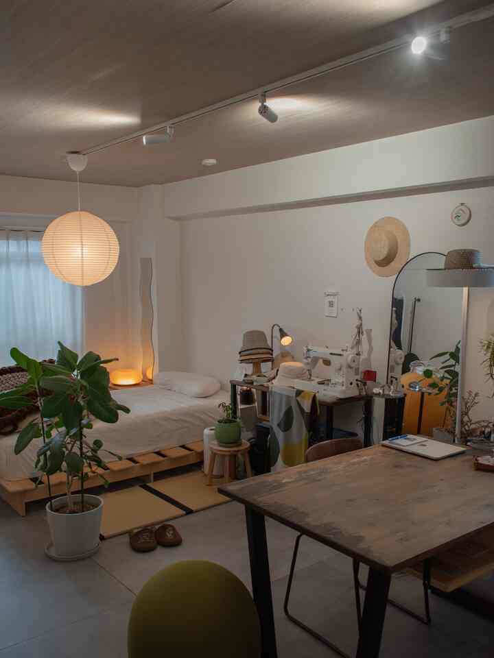 徐々に肌寒くなる季節🍂
照明のおかげで温かみのある部屋になる🟠
  
#1R #ワンルーム #和モダン #フロアタイル #ベッド #照明 #ライト #スポットライト #間接照明 #賃貸 #DIY #一人暮らし #HAY #IKEA #無印良品 #サンゲツ #京都
