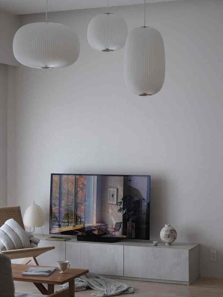 My living room recently, inspired by autumn 🍂
The three hanging lamellar lights are just so cute 🤍

#livingroom #homedecor #japandiinterior #リビング #余白のある暮らし