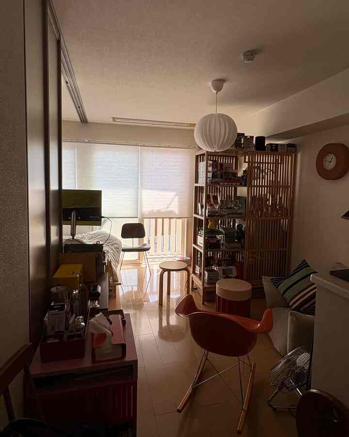 少し暗くなった夕方の部屋好きだな〜

#ミッドセンチュリー
#IKEA
#イームズ
#インテリア
#ルームツアー