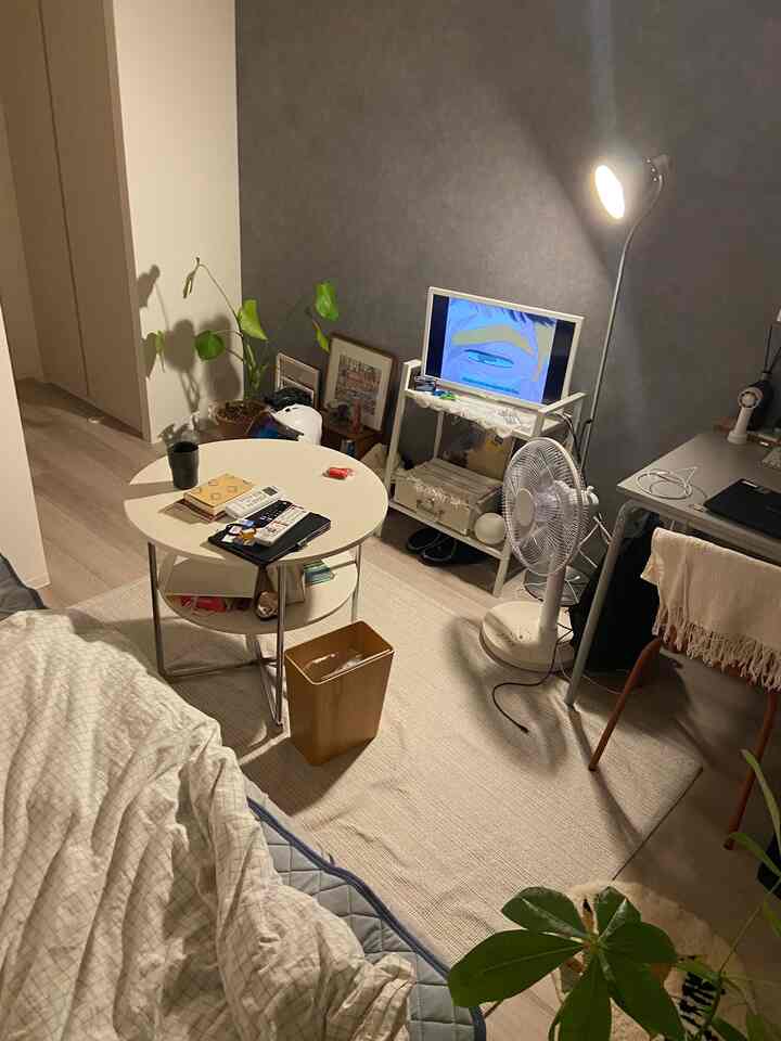 夜は間接照明だけにして、自分の時間を楽しむ🎧

#一人暮らし #一人暮らし部屋 #一人暮らしインテリア #ひとり暮らしインテリア #賃貸インテリア #暮らしを楽しむ #6畳  #6畳1K #小さな部屋 #おうち時間 #丁寧な暮らし #植物のある暮らし #アンティーク #アンティーク雑貨  #シンプルインテリア #インテリア雑貨 #ヴィンテージ雑貨 #record #recordplayer #vintage #photography #photo #vintagestyle #interior 
