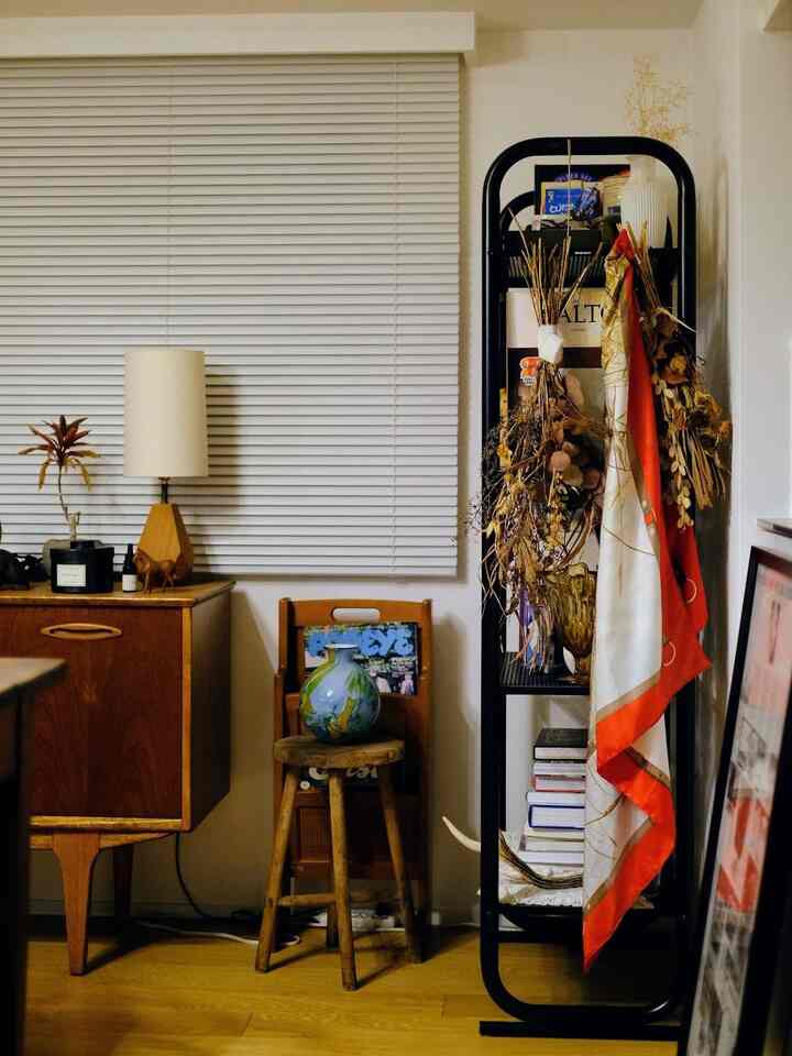 なんの変哲もないブックエンドを使用しているので、ラックサイドはドライフラワーとスカーフで目隠し🧣
#オープンラック #スチールラック