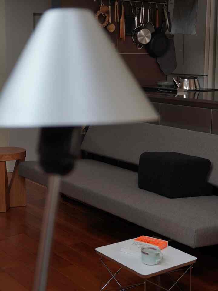 新しくお迎えしたソファが最高すぎた

デイベッドなので座面を引き出すとフラットになります

チークの家具や床材に合わせて
生地はブラウンの混じったようなカラーを選びました
クッションの生地はポコポコしてて少し遊び心をプラス

スリーシーターだけど家族5人でも座れる広々さ

座面と背面の間にホコリやゴミが溜まるのがストレスだったので、それも解消されて、ストレスフリー

#ヴィンテージソファ　#ソファ　#ソファ探し　#スリーシーター　#ステンレスキッチン　#ペニンシュラキッチン　#無垢床　#チーク床