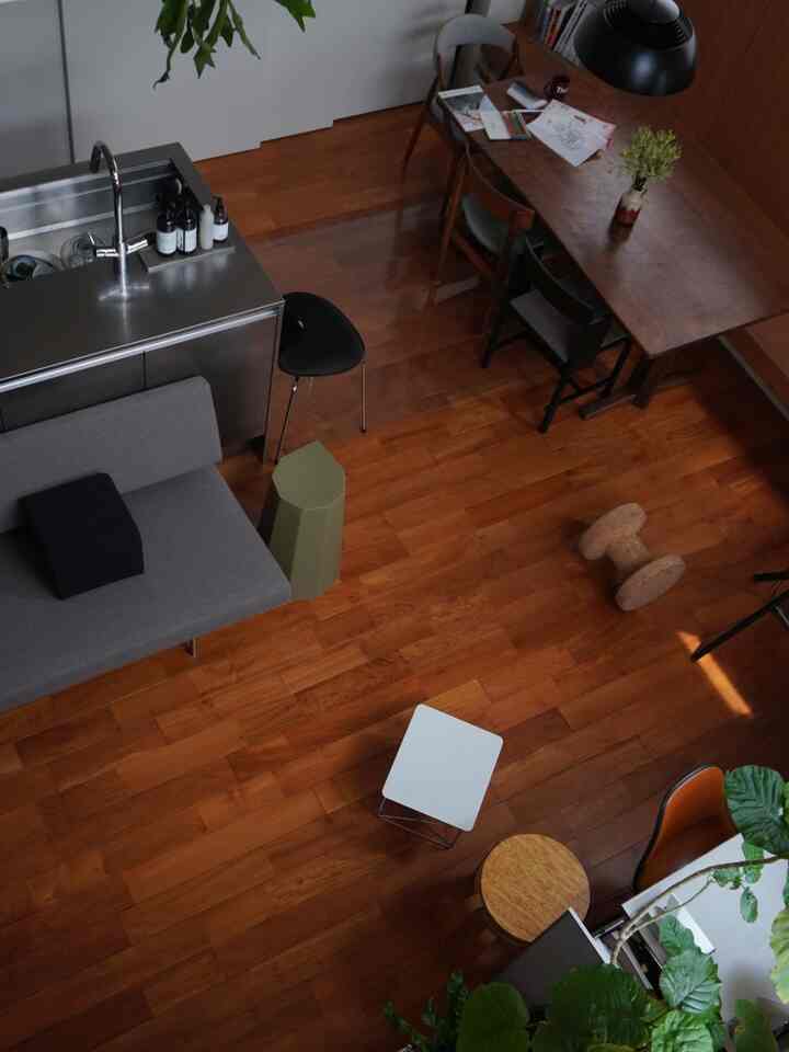 before

ソファが届いたばかりの仮配置

ペニンシュラキッチンは好きだけど
やっぱり水ハネ油ハネはゼロにはできない

オークの床材のときは
結構床が汚れてたけど
チークはやっぱり強いのかな
まだまだきれい

#ステンレスキッチン　#スリーシーター　#ソファ　#無垢床　#スツールがいっぱい