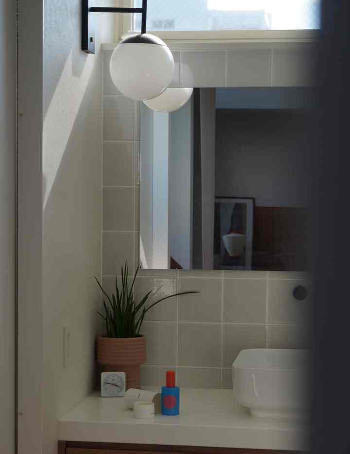 新しいヘアオイルに癒やされる
紫外線からも髪を守れるし、肌にも使える

#洗面所　#洗面スペース　#洗面タイル　#ヘアオイル　#フェイスオイル　#ボディオイル