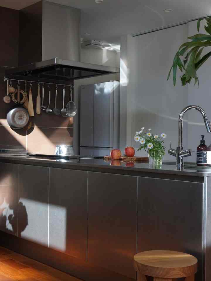 フラットキッチン

ゴチャゴチャするかなと心配もあったけど
見えるとなると片付けるが日課に

毎日キッチンリセットだけは欠かしません

背面収納の中にワークデスク入れたのも正解だった
(ワークデスクの様子は一番はじめの投稿にあります)

#ステンレスキッチン　#フラットキッチン　#ペニンシュラキッチン　#ワークデスク　#ワークスペース　#書斎