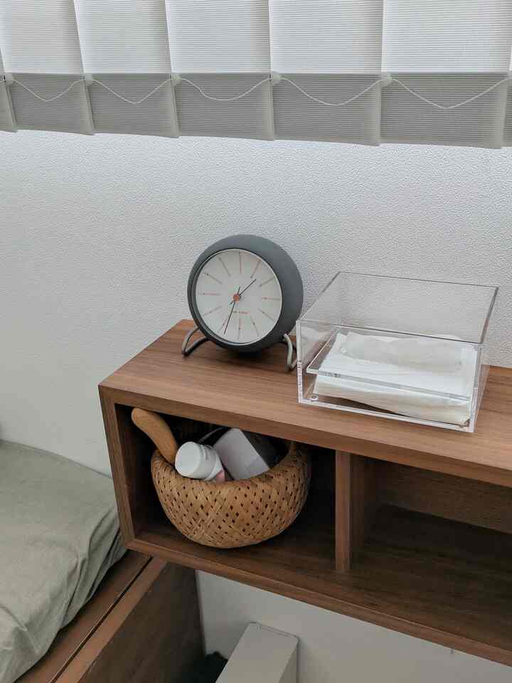 Saya memasang rak lebar di samping tempat tidur untuk dijadikan meja samping.
#KamarTidur #寝室のインテリア #寝室小物