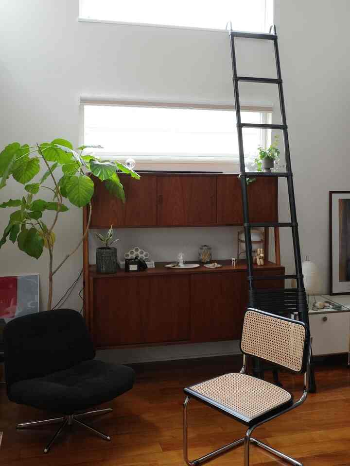 不定期開催の3連窓の窓拭き

rikadeの伸縮はしごは
ほんと買って良かったアイテム
私が買った時の半額くらいになってる

#伸縮はしご　#3連窓　#高窓　#ヴィンテージキャビネット