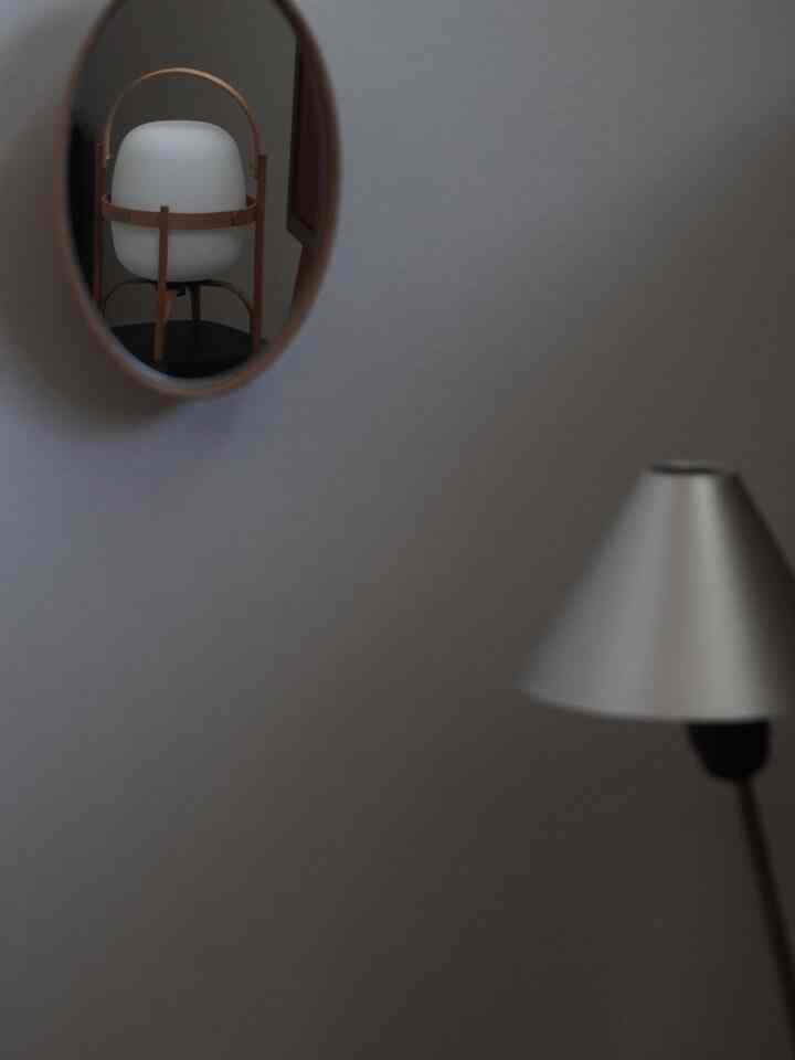 初めてリビングの壁に穴開けました。

職人さんが全ての工程を手作業で作られるミラー。
鏡越しのリビングを楽しむのもまた良き。

#壁掛け鏡 #鏡 #置き鏡