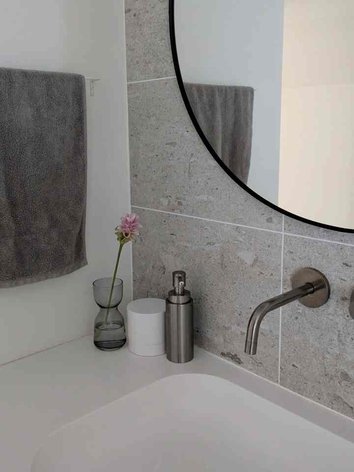 The flowers on the bathroom sink are starting to look lonely 🐽
#BathroomSink #花