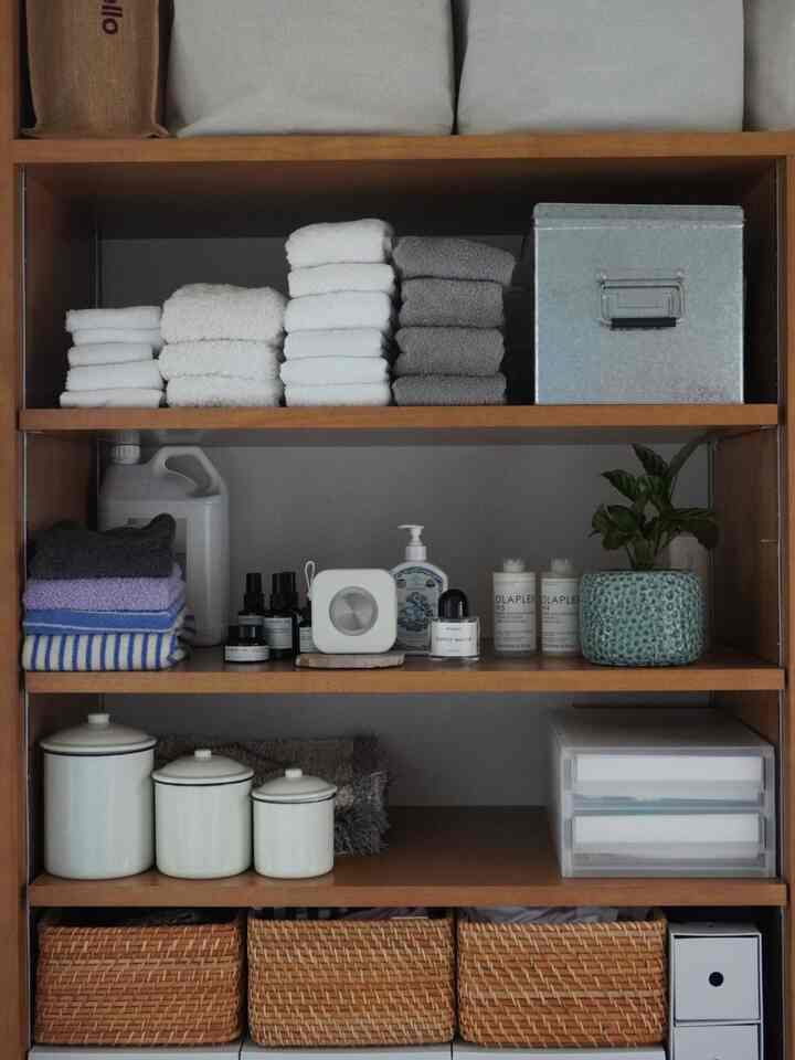 変わり映えしない洗面

この時に比べて最近ごちゃごちゃしてきたなぁ

かさばる重いものは上
重たいストックたちは下に収納

脱衣場はオープン棚、正解でした

#洗面所　#脱衣所　#お風呂場　#洗面所収納　#脱衣所収納　#無印収納　

