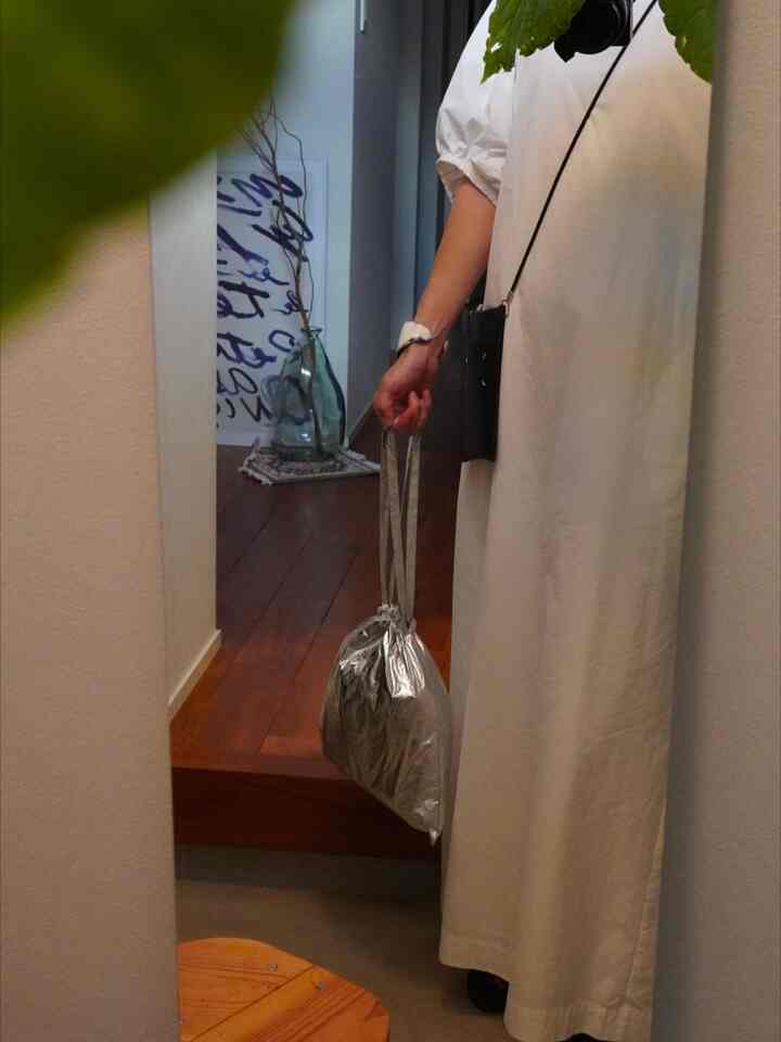 玄関の鏡は
新婚当時に買ったニトリの鏡のフレームを外して
無造作に置くだけ

フレームないだけで垢抜ける。

#全身鏡　#鏡　#鏡DIY #玄関インテリア