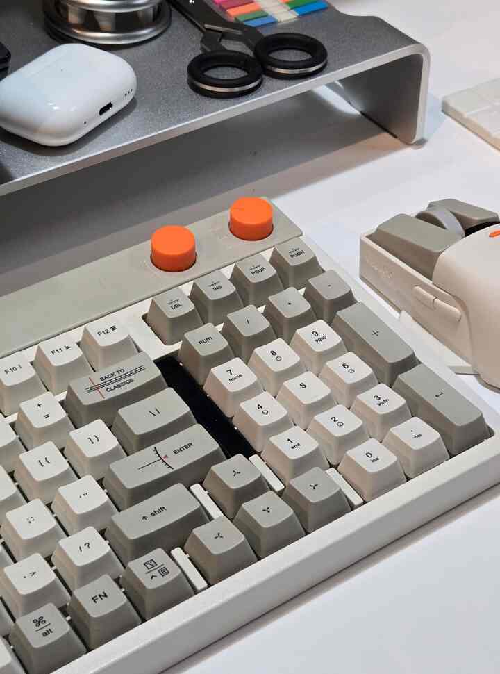 LOFREEのキーボードとマウスいいんだよな
#インテリア #インテリア家具 #インテリア小物 #インテリア照明 #北欧雑貨 #北欧インテリア #一人暮らし #1LDK #アート