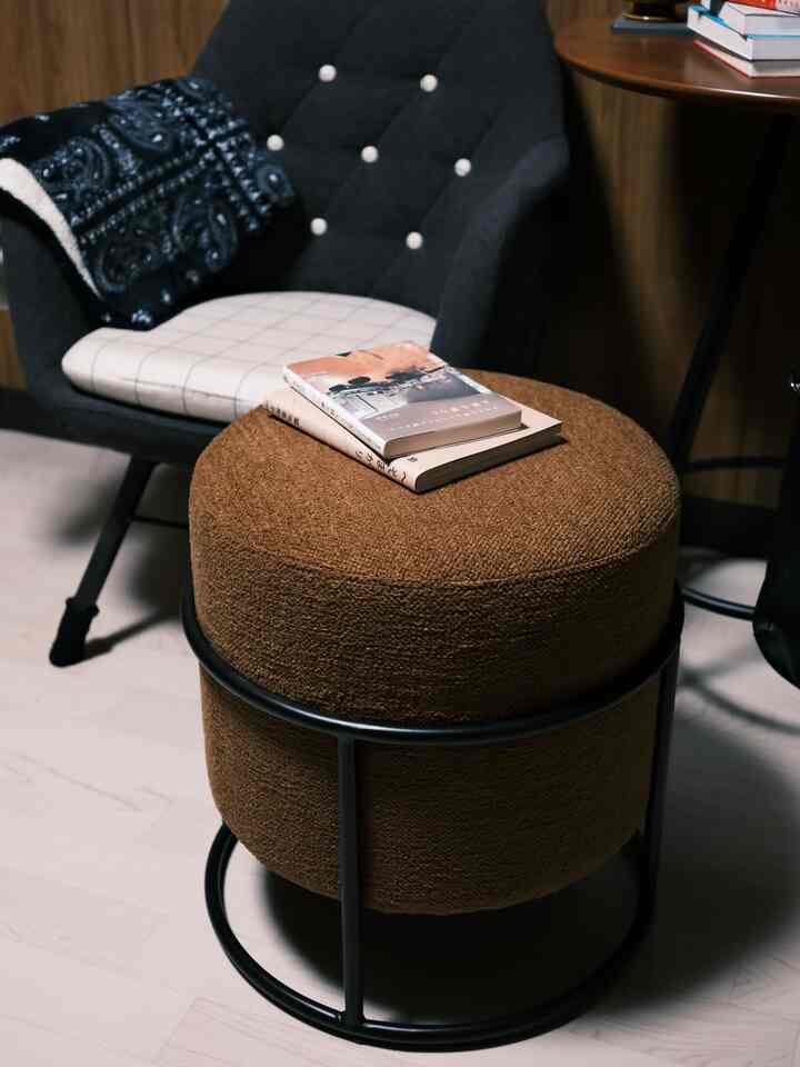 新しいスツールを購入✌️
色の相性良すぎです。
#スツール #チェア 
#CRASHGATE
#読書スペース
