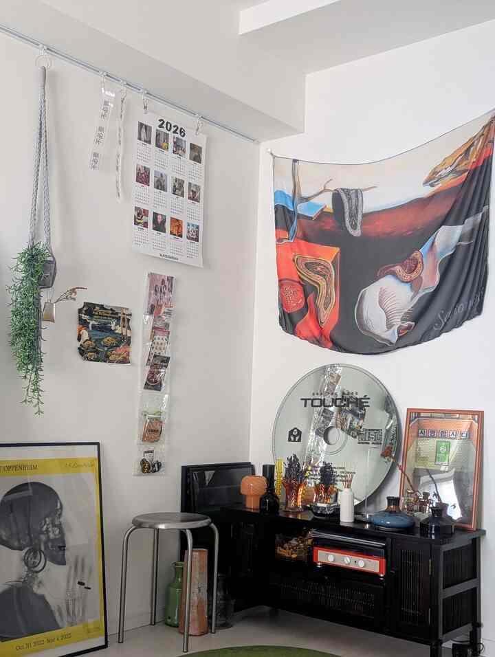 Sudut pajangan favoritku!
Aku punya kebiasaan mengoleksi vas bunga, jadi aku memajang vas favoritku di sini.🌼
Aku juga memajang seni kain dari merek favoritku #saytouche, cermin cakram, kartu pos dan kalender yang kubeli di toko umum, dan masih banyak lagi.🥰
#2026OhouseNewLife