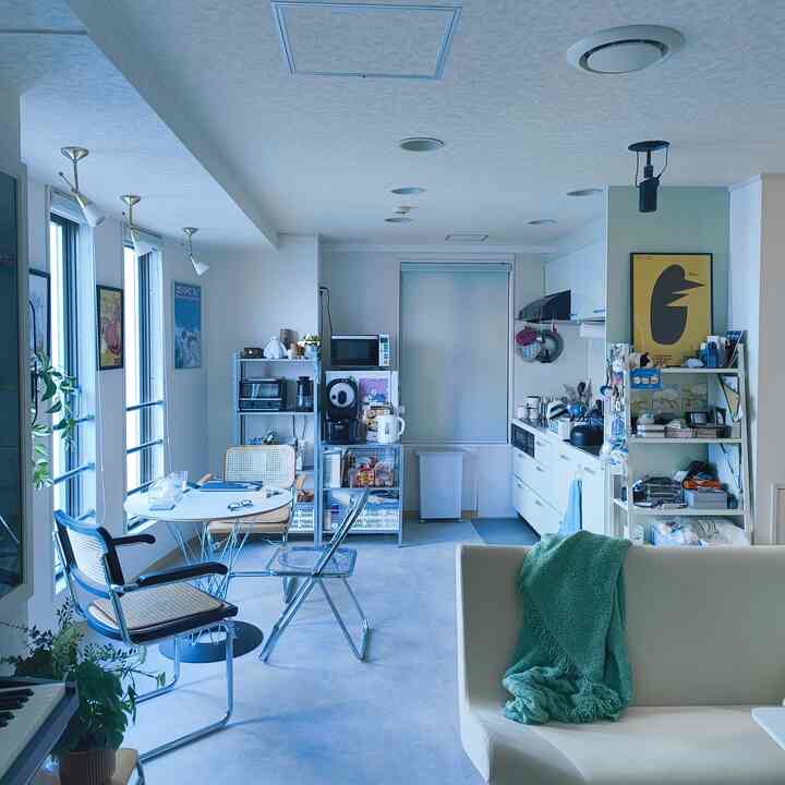 引っ越して一年、入居時とはまるで別空間に。
　　　　　
彼女の家から持ってきた家具や雑貨をベースとして、
「モダンで中性的」
「語れるインテリア」
な空間をテーマに部屋作りをしてきました。
　　　　　
床はモルタル調のクッションフロアを敷き、
テーブルやチェアは空間に軽やかさを出すために
線の細いスチール脚のものを選びました。
　　　　
有名デザイナーやメーカーの家具を取り入れたいと思っても
コスト的に厳しいものがあったので、
そういう時はリプロダクト品やリサイクルショップをディグって
手頃に手に入れてきました。
　　　　　
まだまだアップデートしたいところだらけなので
我が家のお財布事情と相談しながら
ゆっくりやっていきたいと思います。
　　　　　
　　　　　
#賃貸インテリア #お部屋作り #賃貸暮らし #推し活 #ちいかわ #賃貸diy #2人暮らし #同棲 #vlog #インテリアインスタグラム #roomdecor #interiorinspo  #livingroom #cozyroom #interior #インテリア #아파트인테리어 #인테리어소품 #감성인테리어 #部屋 #お部屋 #暮らしを楽しむ #雑貨 #インテリア雑貨 #インテリアコーディネート #リビングインテリア #暮らしを楽しむ #yourroomisgood