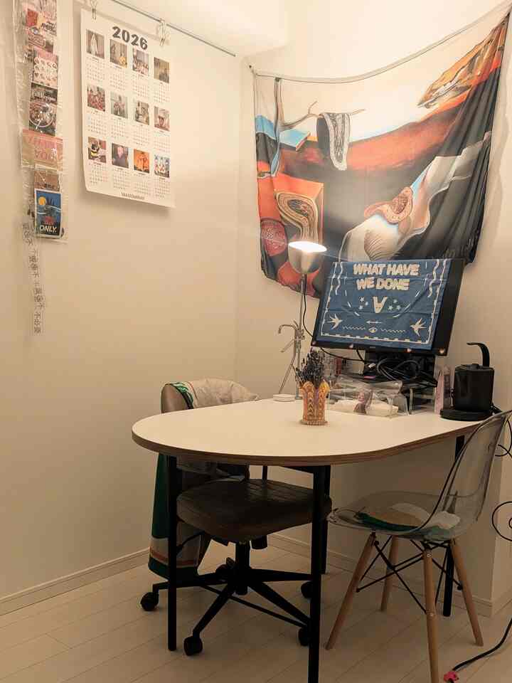 Hanya pencahayaan tidak langsung di malam hari⭐
#InteriorKorea #半円テーブル #saytouche #ファブリックポスター #アート #ポスター