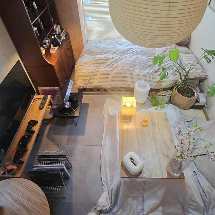 Just when I thought it was about time to put away the kotatsu,
it's getting cold again and the weather is unstable.
I'm going to spend a little more time cooped up in the kotatsu...

#2026OhouseNewLife
#SingleLivingRoom
#RoomDecoration
#Interior
#Scandinavian #interior
#InteriorLife
#SocialMedia
#HumanMedia
#MiniMedia
#GovernmentMedia