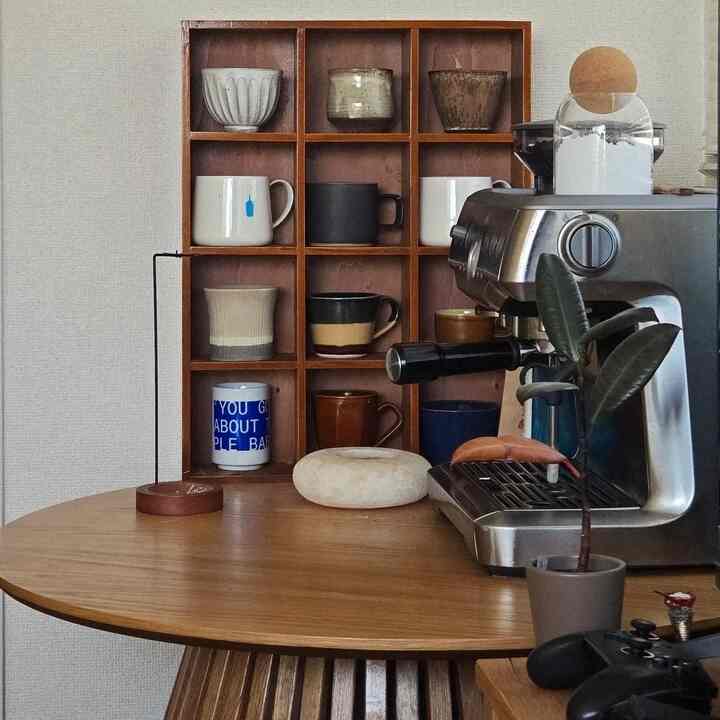 Liburan menyenangkan yang dihabiskan dengan memilih cangkir favoritku dan menyeduh latte.

#2026OhouseNewLife #myroom #interior #インテリア #一人暮らし #部屋
#sewa #ベッド #ペンダントライト #ローテーブル #テレビボード #デスク