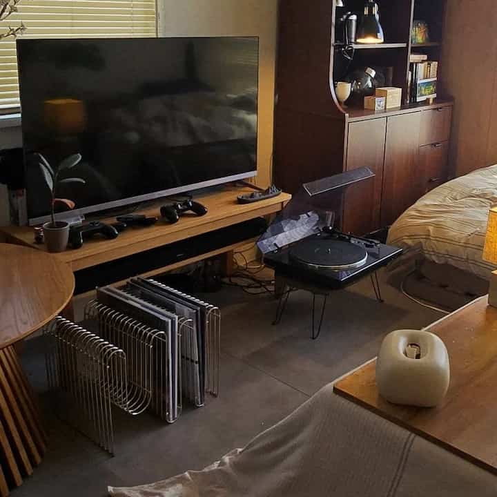 Aku menghabiskan waktu di rumah dengan bersantai sambil minum susu hangat.

Cuaca semakin hangat, dan kurasa sudah hampir waktunya menggunakan kotatsu (meja pemanas), tapi aku sepertinya tidak bisa menyimpannya.

#2026OhouseNewLife #myroom #interior #インテリア #一人暮らし #部屋
#sewa #ベッド #ペンダントライト #ローテーブル #テレビボード #デスク #こたつ