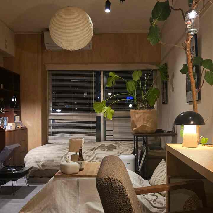 Di malam hari, saya bersantai dengan pencahayaan tidak langsung.

#2026OhouseNewLife #myroom #interior #インテリア #一人暮らし #部屋
#sewa #ベッド #ペンダントライト #ローテーブル #テレビボード #デスク #こたつ