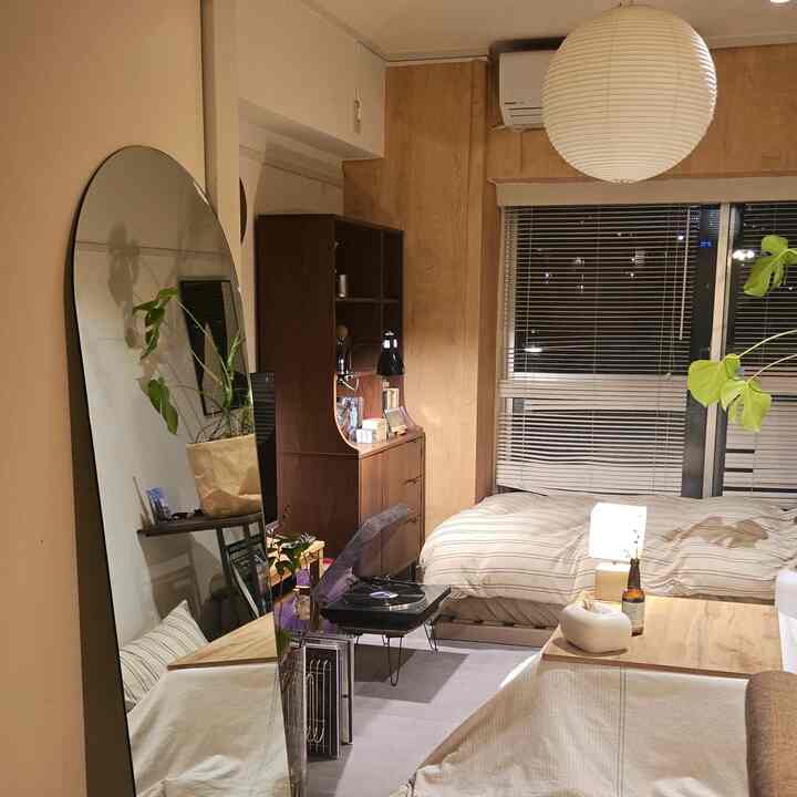 Memperkenalkan barang-barang yang saya beli untuk kamar saya ☕
Cermin yang saya beli dari Ohouse memiliki desain yang bagus dan menyatu dengan baik dengan ruangan.
Cermin panjang yang saya gunakan sebelumnya sempit, sekitar 25 cm lebarnya,
Yang ini lebarnya 50 cm, jadi jauh lebih mudah untuk melihat.
Memilih yang lebih lebar jelas merupakan keputusan yang tepat.

#Ohouseshopping #2026Ohouse新生活 #生活雑貨 #一人暮らし #姿見 #ミラー #部屋