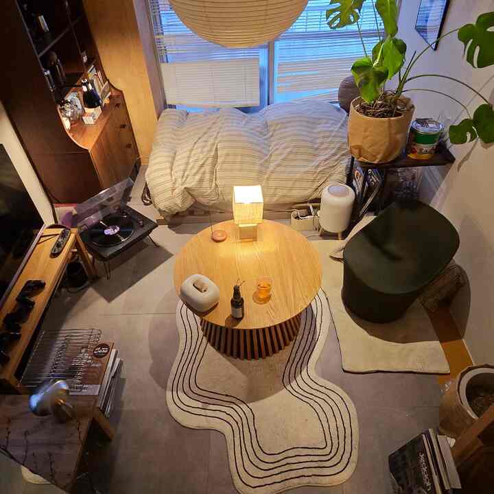 夜は間接照明だけ付けてゆったり過ごす。
スマートホーム化しているので帰宅してただいま〜と言うと家の間接照明だけ全部付く設定にしてます🏠

#myroom #interior #インテリア #一人暮らし #部屋
#賃貸 #ベッド #ペンダントライト #ローテーブル #テレビボード #デスク #こたつ #Ohouseshopping