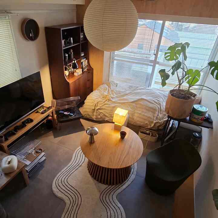 Liburan Golden Week telah dimulai, membawa periode istirahat singkat.

Saya sangat menghargai waktu yang dapat saya habiskan dengan bebas di ruangan favorit saya tanpa memikirkan apa pun.

#kamarku #interior #インテリア #一人暮らし #部屋
#sewa #ベッド #ペンダントライト #ローテーブル #テレビボード #デスク #間接照明 #Ohouseshopping