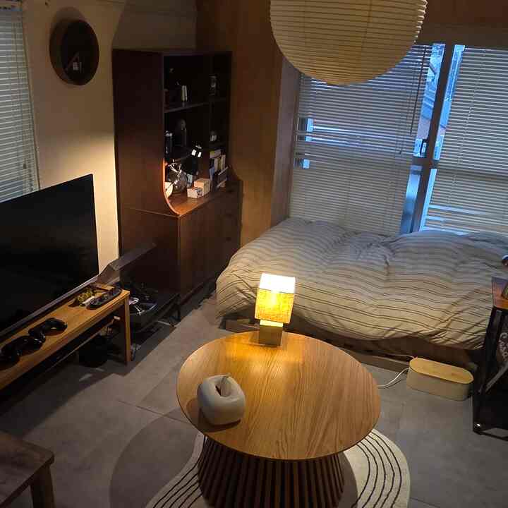 少しだけ家具の配置を調整するだけでも、
気持ちが晴れやかになる。

#間接照明 #観葉植物 #一人暮らし #部屋 #賃貸 #myroom #interior #インテリア
#ベッド #ペンダントライト #ローテーブル #テレビボード #デスク #間接照明 #Ohouseshopping #Ohouse初夏準備