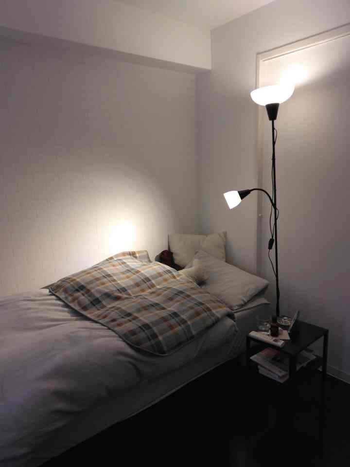 ベッドスペース
間接照明で眠くなるまで本を読むのにおすすめのランプ
#IKEA　#間接照明　#フロアランプ　#サイドテーブル　#ブラック