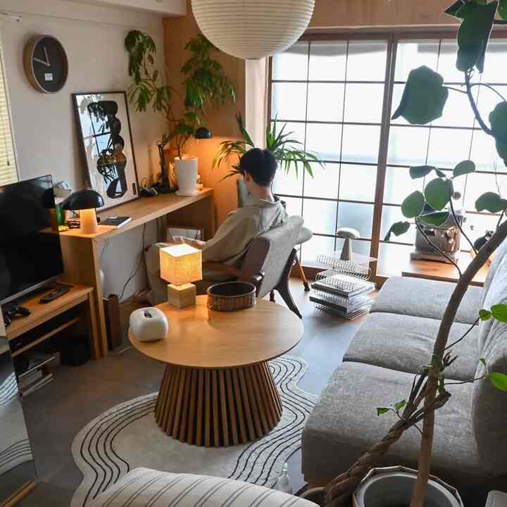 間接照明だけの生活が心地良い

#間接照明 #観葉植物 #一人暮らし #部屋 #賃貸 #myroom #interior #インテリア
#ベッド #ペンダントライト #ローテーブル #テレビボード #デスク #間接照明 #Ohouseshopping #Ohouse初夏準備