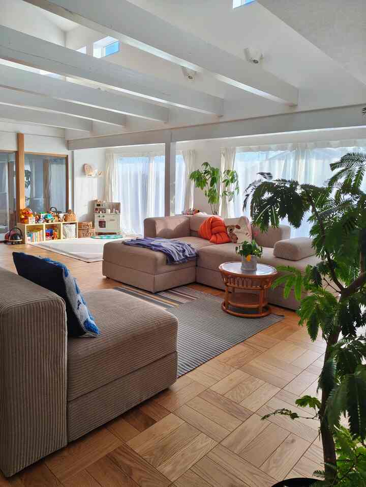 リビング🛋️
キッズコーナーもあります🧸
.
#リビング
#イェッテボ
#ベージュソファ
#おもちゃコーナー
#古民家リノベーション
#リノベーション
#パーケットフローリング

