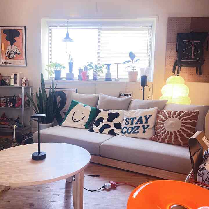 リビングその2
連休中は植物の鉢の植え替えしようと思います♪ #リビング　#ローソファ　#丸テーブル　#IKEA棚  #タンスのゲン　#アウトドア 