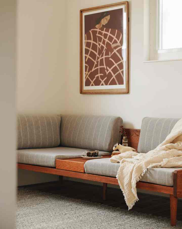 北欧ヴィンテージ感のあるデイベッドソファ🛋️

赤みのあるフレームやアートを合わせて、統一感を。

ソファの背が低くて圧迫感がないので、
4.5畳の空間にもフィットする◎

#ソファ #ソファインテリア #ソファおすすめ #デイベッド 