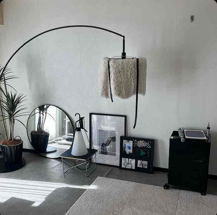 リビングルーム
シェードを買い替えたいけど欲しいものがなかなかみつからず、
雰囲気を変えてみたくてシャギーラグを巻いてみた。
#リビングルーム #リビングルームインテリア　#照明 #フロアライト #ikea #mayday #flos #magis #eames #フェイクグリーン #タイルカーペット　#無機質　#無機質インテリア