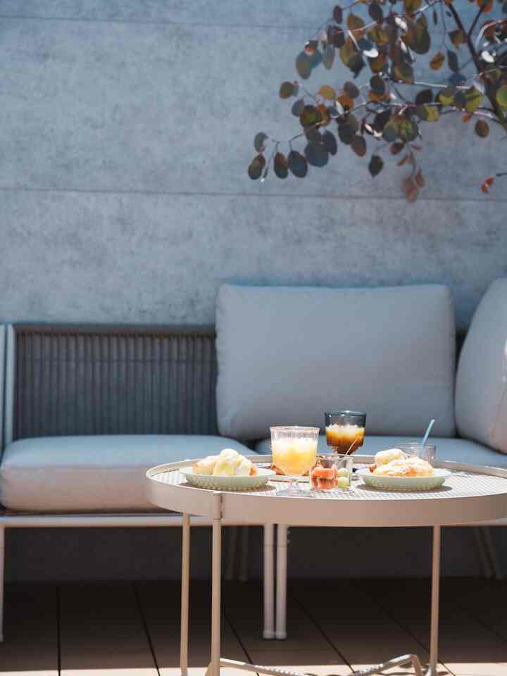 ぽかぽか🌞

GWは良い気候が続いていますね♪

#バルコニー #バルコニーインテリア
#iittala #IKEA #北欧インテリア #KINTO 
#植物のある生活