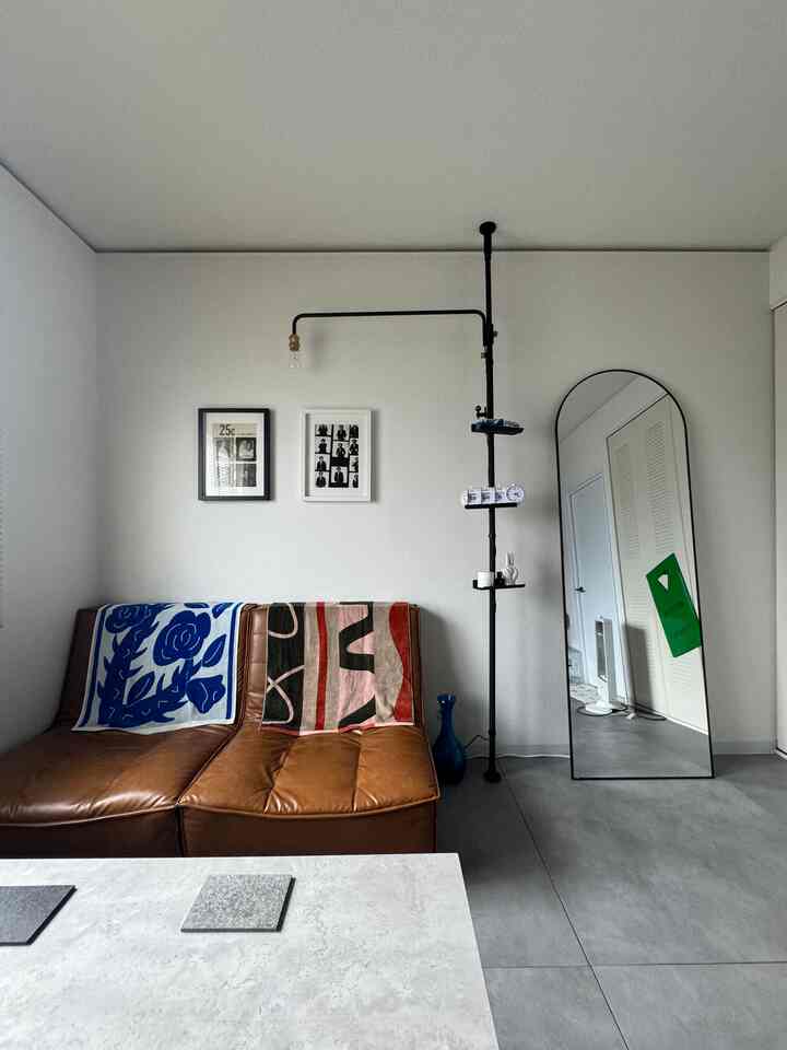 draw a lineの位置を角から中央に移動。
部屋の中にメリハリがついて
ガラッと雰囲気が変わった気がします！
新調した鏡との相性も個人的なイチオシポイント。

#鏡
#全身鏡
#リビング
#レザーソファ
#drawaline