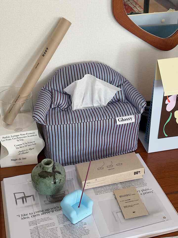 青いストライプのソファデザインのティッシュカバーとお香が置かれたデスク、雰囲気のある韓国インテリア