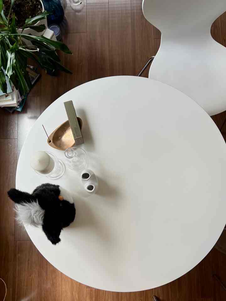 うえから⚪️
テーブルは80㎝で一人暮らしちょうど良いサイズだと思います
#ホワイト家具 #カフェテーブル #ホワイトテーブル 