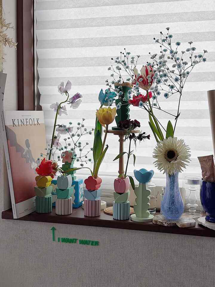 The bay window space is used to display miscellaneous items and flowers 🌷🌷🌷

#bay window #リビング #フラワーベース