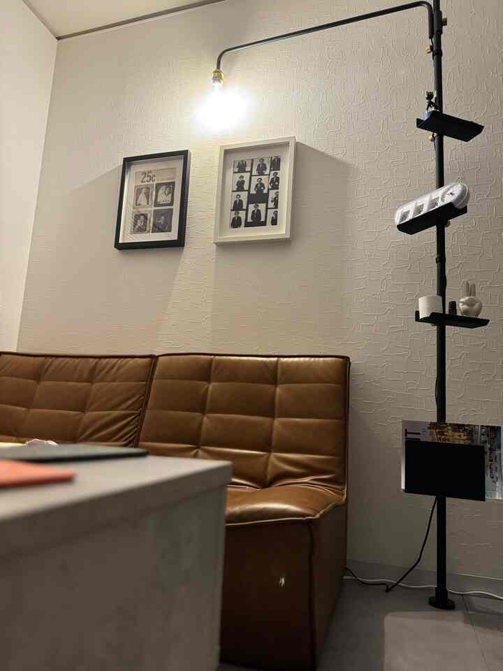 drawalineのオプションを1つ追加しました！
(1番下のブックスタンド)

とある雑貨屋さんに行ってブックスタンドを見てみたら、まさかの半額になっていて購入…！
(本当はレジに行ったらばっちり定価で、僕がしっかり他の商品と見間違えて値段を見ていました。かっこつけて、自分が持っている最大の何食わぬ顔でそのまま購入しました。)

良い配色の本があったら欲しい…おすすめがあれば教えてください！

#ブックスタンド 
#突っ張り棒 
#置き時計
#リビング
#レザーソファ