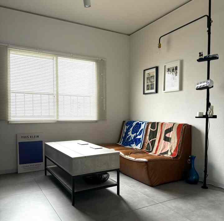 気に入っているレザーソファ、
座りすぎて申し訳ないくらい、
色んな体制で座っている。

将来的には3人掛けソファにしたいところだが、
それをしてしまうとベッドに行く前に眠りについてしまう生活になるのが悩みどころ…

#レザーソファ
#家具350
#カラフルなインテリア 
#ブルー
#タオルケット・ガーゼケット 
