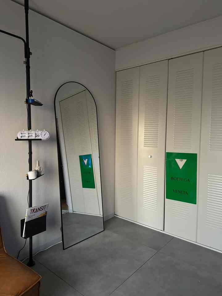 夕暮れ時の部屋の雰囲気。
照明だけじゃなく外の明るさや光によっても変わる部屋の空気感。
色が映えるようにベースを落ち着いた色でまとめているからこそかなと考える今日この頃。

よくやった、自分(自画自賛)

#リビング
#モルタル調
#夕暮れ
#レザーソファ
#フロアタイル
#全身鏡