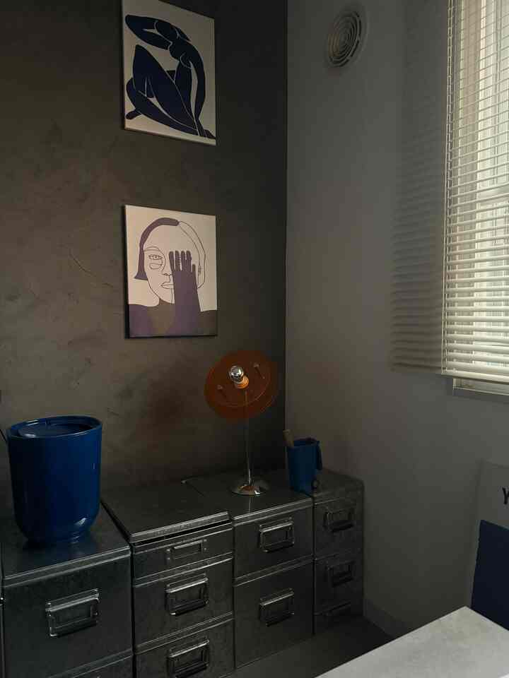 明度調整を誤ったのではなく、
前回の投稿同様に夕暮れ時の部屋です。
好きな雰囲気だったのでこの機会に記録！

(…とはいえさすがちょっと暗いのはご愛嬌)

#リビング
#ブルー
#オレンジ
#モルタル調
#トタンボックス
#無印良品 