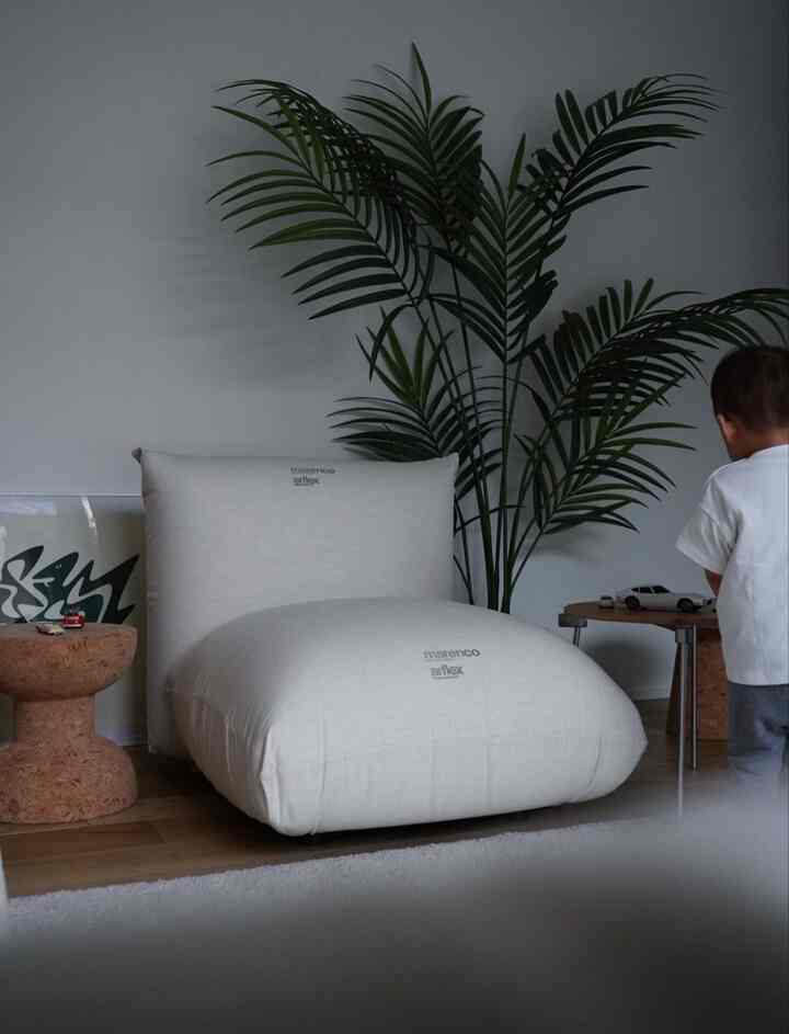 ミニカーで遊ぶと思いきや本を読む
忙しい息子


#平屋
#平屋の家
#平屋暮らし
#北欧
#北欧デザイン
#インテリア
#マレンコ
#アルフレックス
#ph5
#louispoulsen
#vitra
#arflex
#marenco
#MarioMarenco