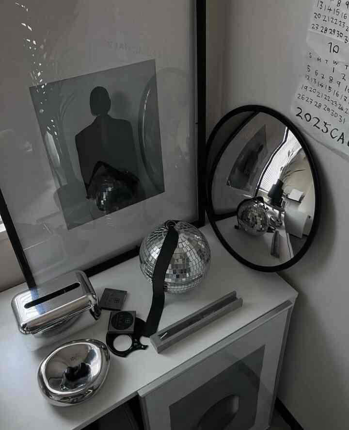 ikeaのミラーやっぱりかわいい🫰




#IKEA #ミラー #ミラーボール　#無機質　#無機質インテリア　#シルバーインテリア　 #お香　#hibi #シンプルインテリア　#hm #林青那 #カレンダー