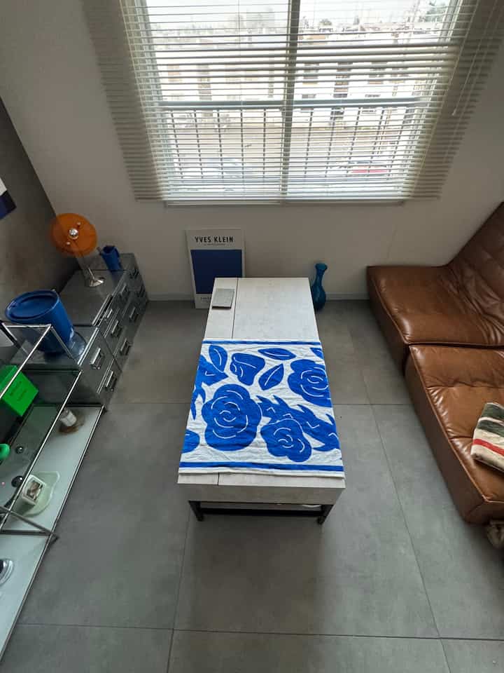 少しずつ華やかになっていく我が部屋。
柄一つあるだけでこんなに印象変わるんだなあ…

#mytone
#ブルー
#柄ラグ・マット 
#レザーソファ
#カラフル 