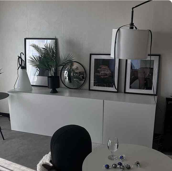 ようやくメトードに扉を
見えてると置くものが限られてたので扉がつき隠したいものも収納できて◎
#IKEA #リビングルーム #リビングルームインテリア　#フェイクグリーン #ミラー #ポスター #flos #mayday #無機質　#無機質インテリア　#バランスボール