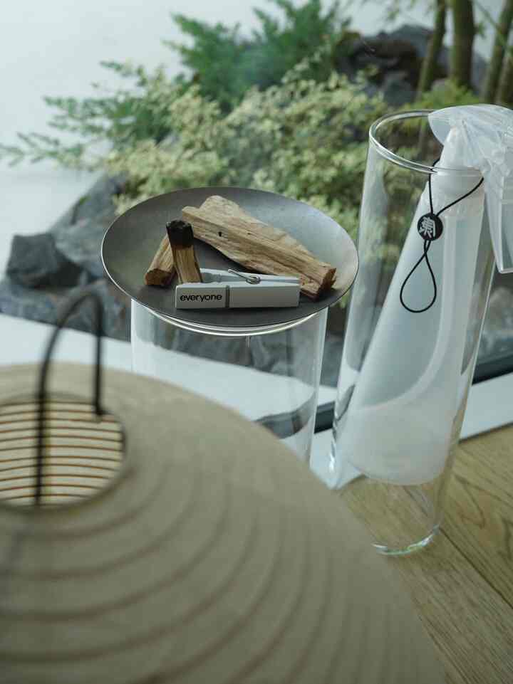 インセンスとパロサントを使い分け
ジメジメと蒸し暑い部屋もリフレッシュ

#平屋
#平屋の家
#平屋暮らし
#ph5
#louispoulsen
#インテリア
#北欧
#北欧デザイン
#間接照明
#照明デザイン
#お香
#パロサント
#インセンス