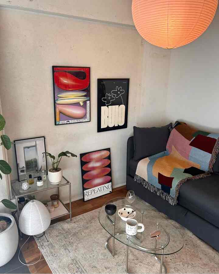 ナチュラルな色調とモダンなスタイルのリビング、透明な家具とカラフルなスローが配置された雰囲気のあるインテリア